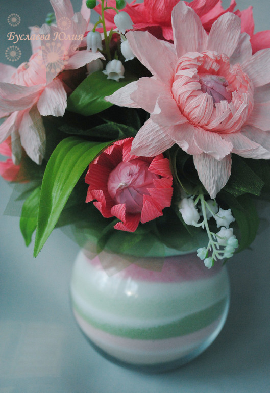 Декоративная ваза с конфетными лотосами.