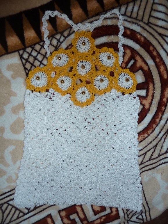 Эх...набрала белых и жёлтых ниток, вот теперь приходиться творить)))