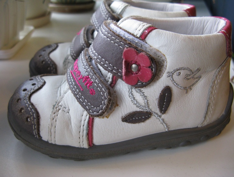 Пакет фирменных вещей на 9-12 мес. 1300р.  Обувь.