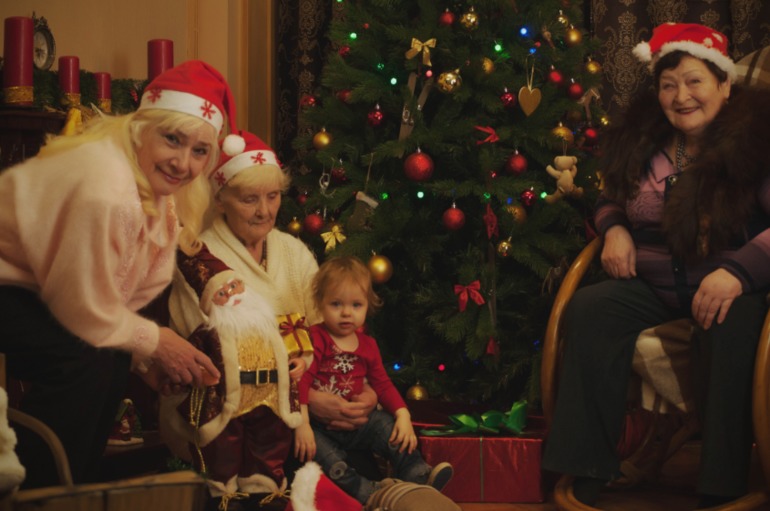 Сегодня ходили с Варенькой и прабабушками на фотосет)