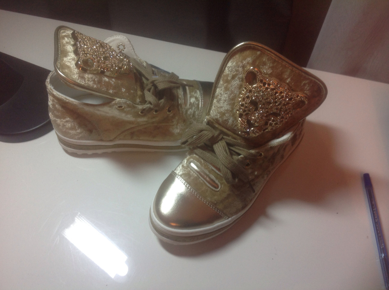 Карго самолет. Ваши вещи. Хвасты много детской летней обуви.