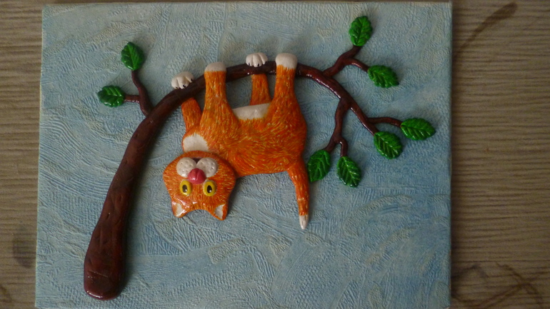 Влюбленная парочка и кот на дереве