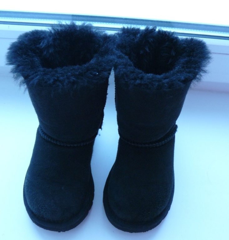 Ugg Оригинал р 25 Цена 2000!!! Почта за мой счет!!!
