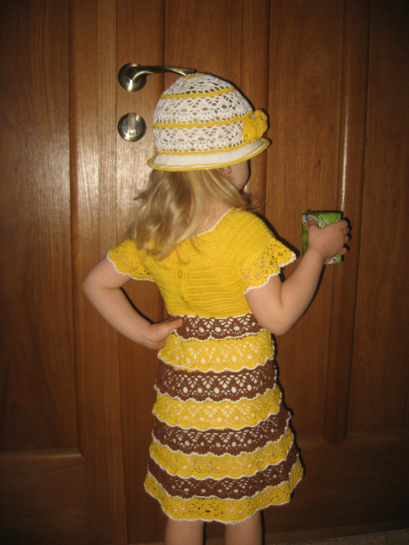 Платье и шляпка на лето