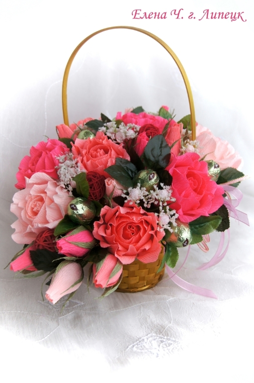Розы рюшечные, розовые в корзине.