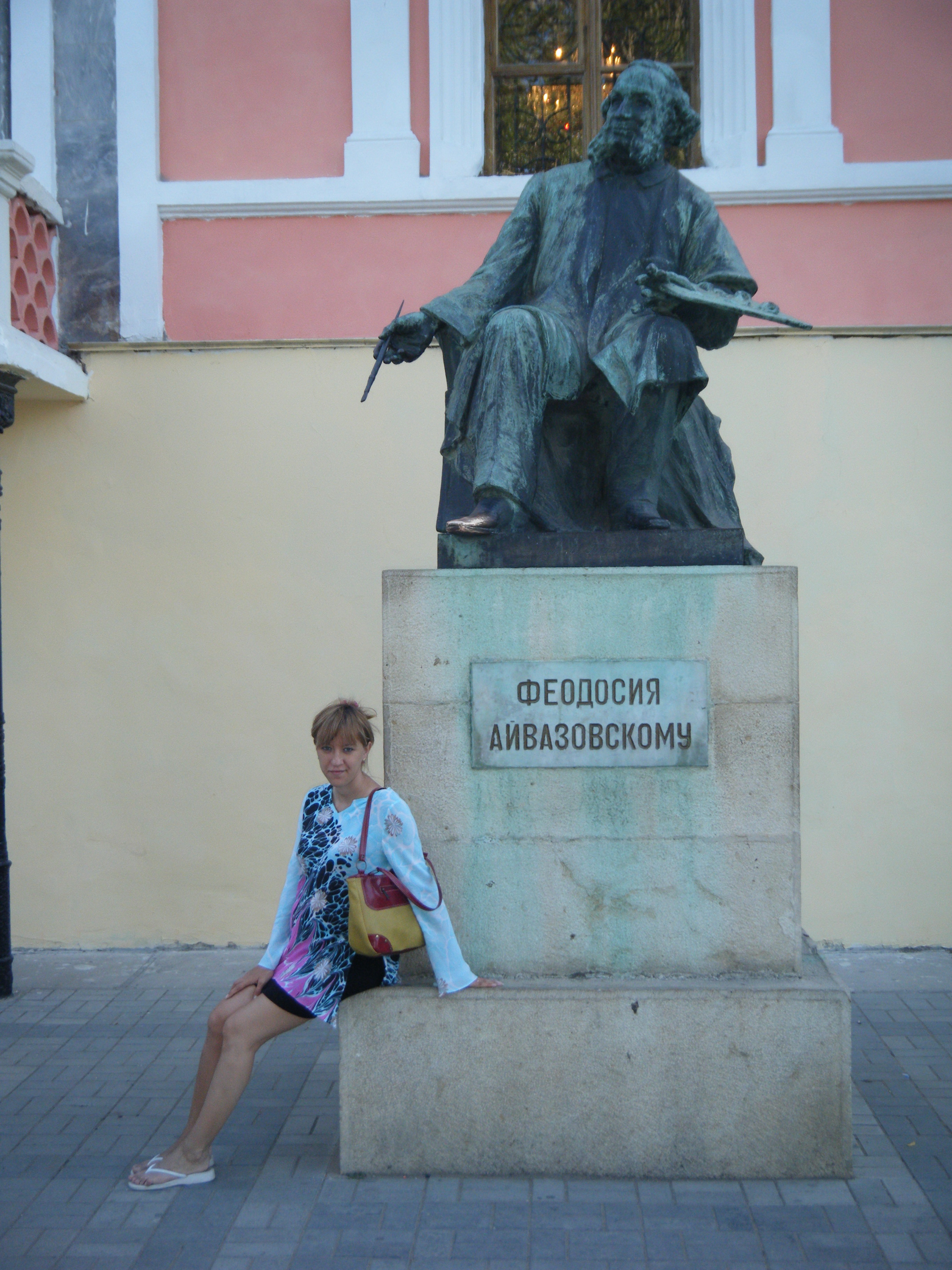 Крым, 2011 год, я и А. в пузе на 25-й неделе.
