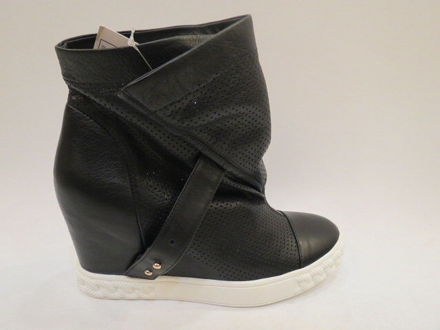 Продам новые летние сапожки  Vitacci 37р 4400р