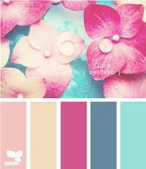 Спальня со стенами цвета циан и цвета компаньоны