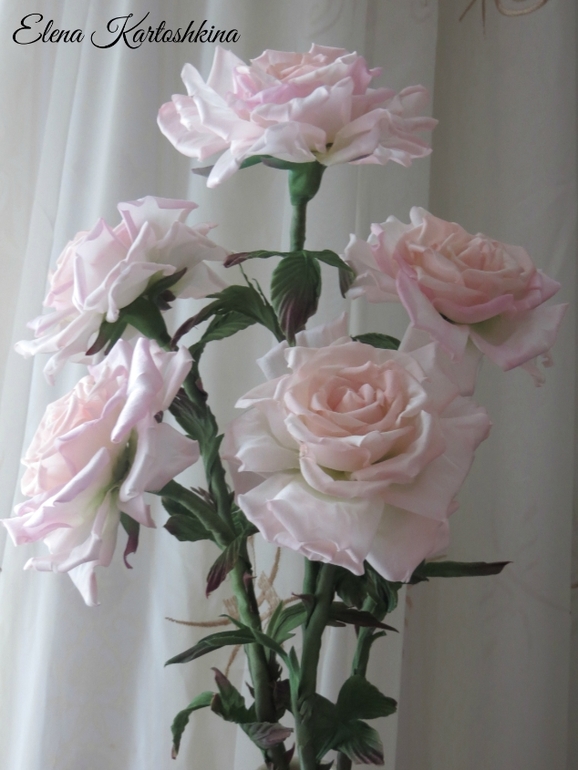 Букет роз и брошь пионовидная роза