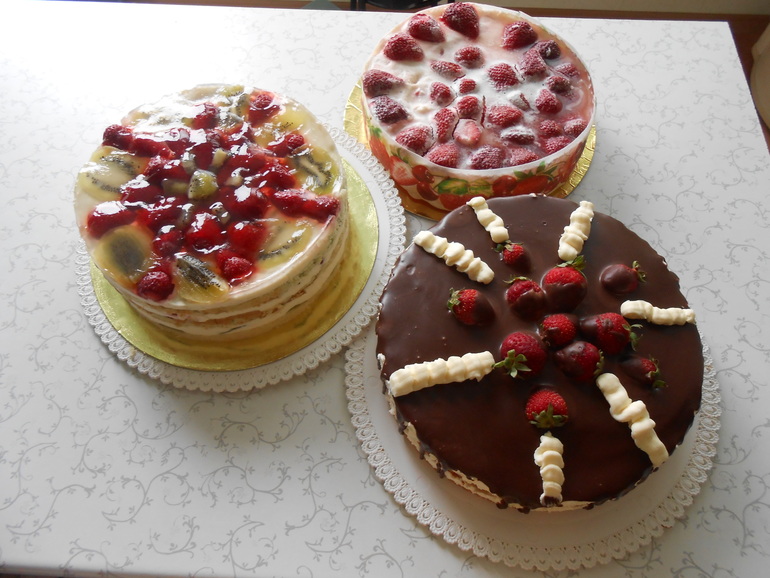 Три тортика для гостей