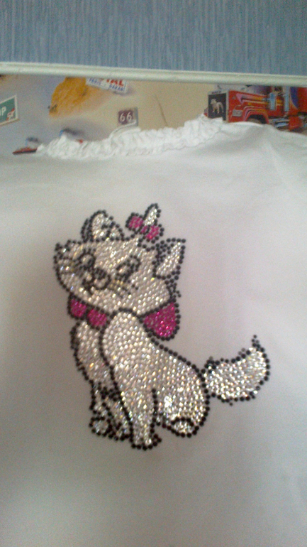 весёлая киска для дочки из стразиков Сваровски