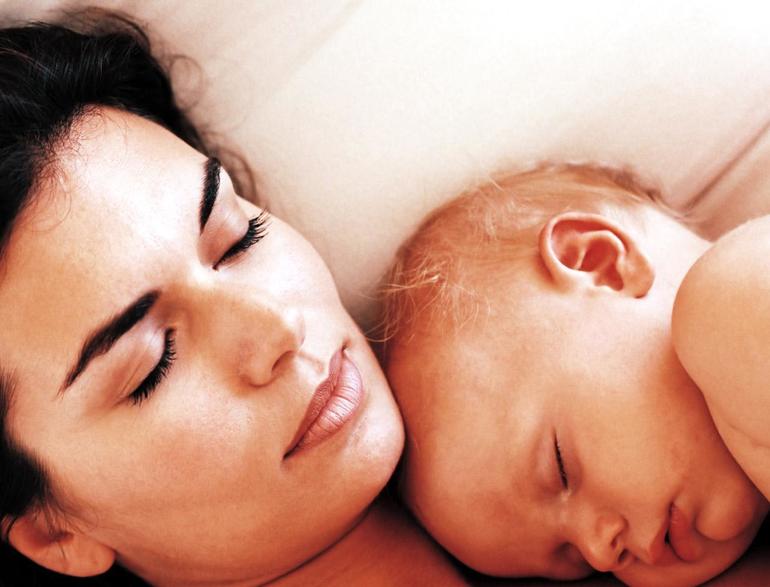 Дети, которые спят в объятиях мамы, испытывают меньше стресса.