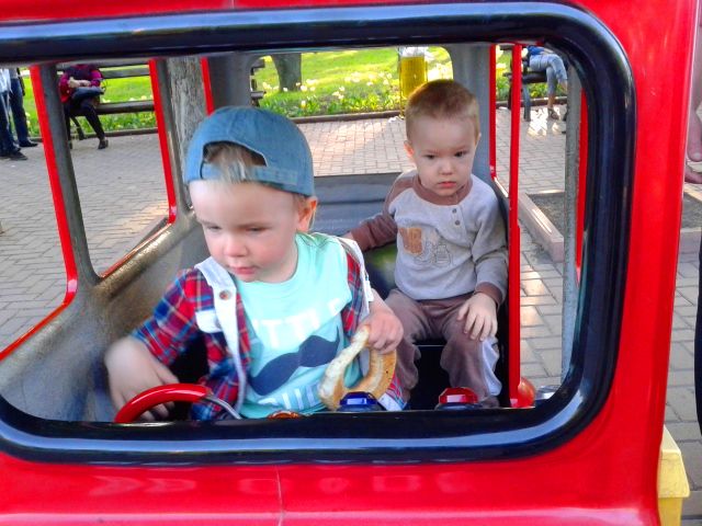 Наши первые карусели...:))