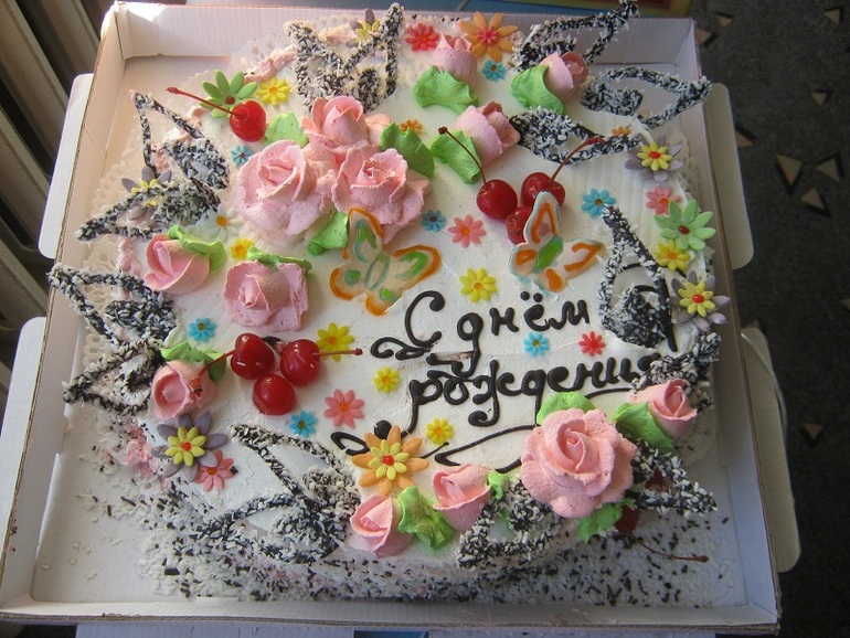 Одно День Рождение, два торта и два букета