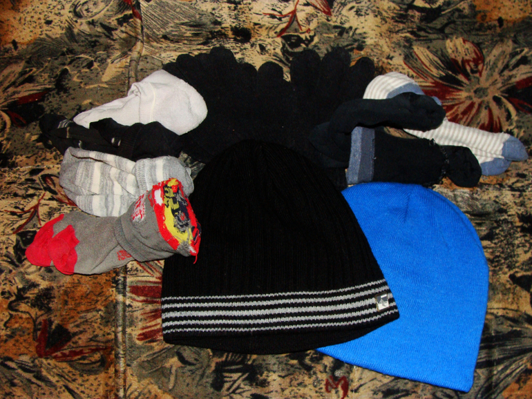 Отдам вещи на мальчика  .Игрушки  книги.