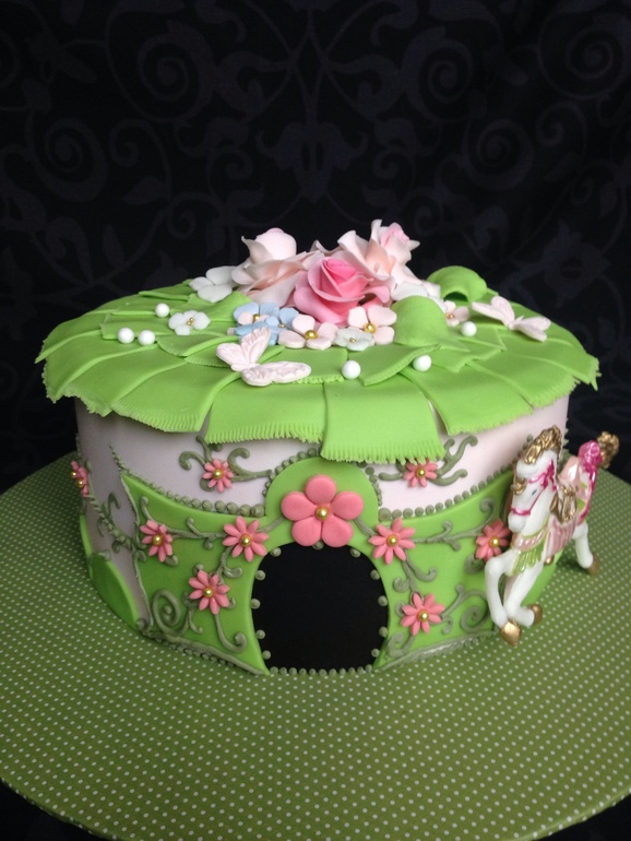 Тортик с лошадкой и капкейками))