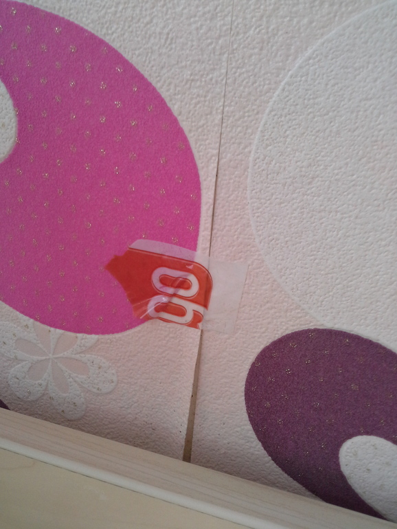 ребенок занялся ремонтом своей комнаты.