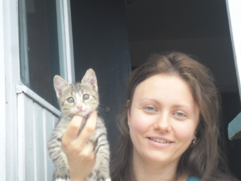 привела соперницу сама