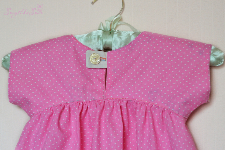 Розовое платье.