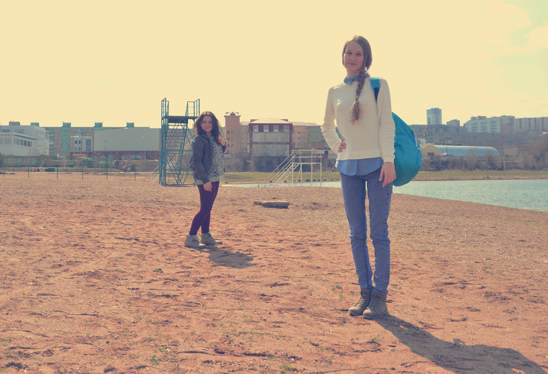 Аленка и недовольная подружка...