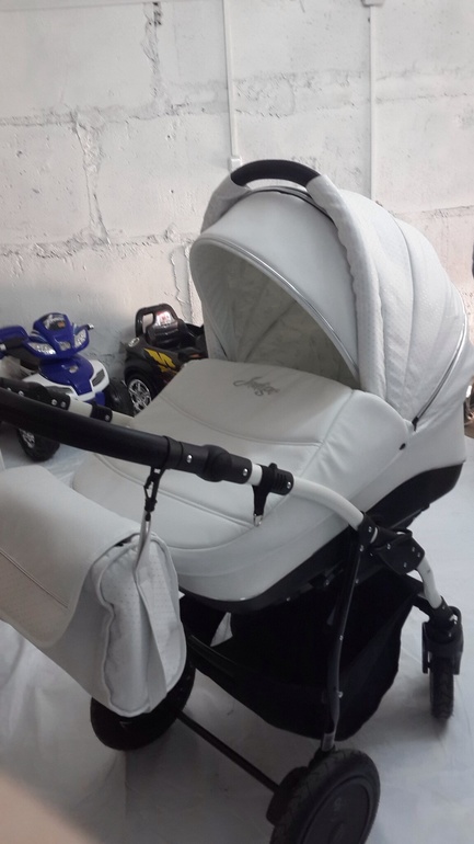 Красивая белая колясочка.