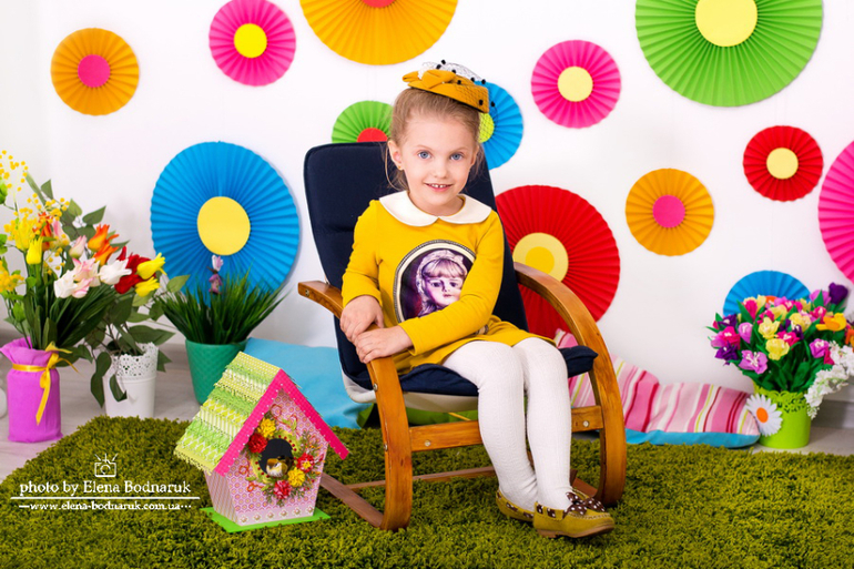 Девочка весна Полина...