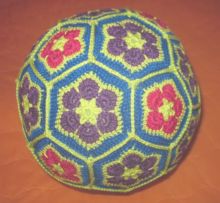 Вязаные мячи - для деток, для взрослых и для интерьера