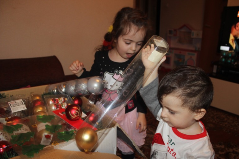 Наряжают елку