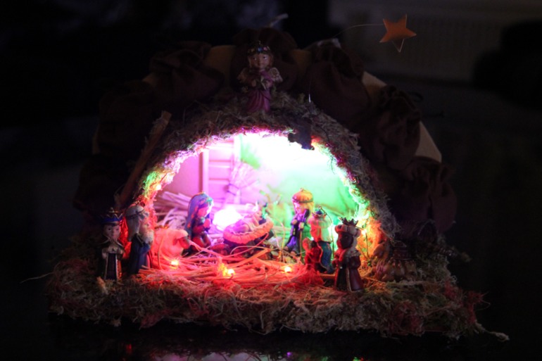 календарь ожидания праздника или рождественский вертеп