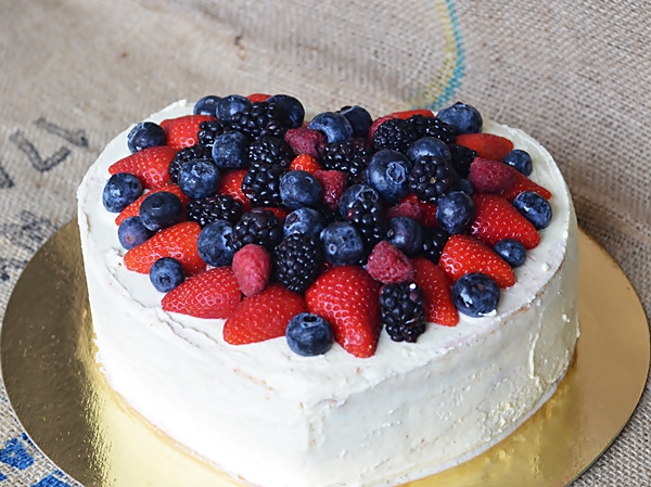 Кремовое сердце с ягодами.