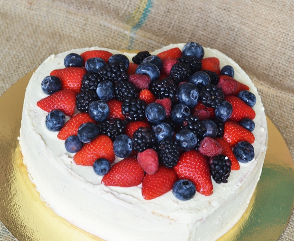 Кремовое сердце с ягодами.