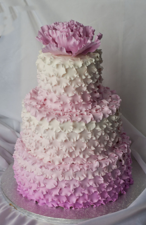 И свадебные кружева! ТОрт для свадьбы, оформленной в розовом цвете.
