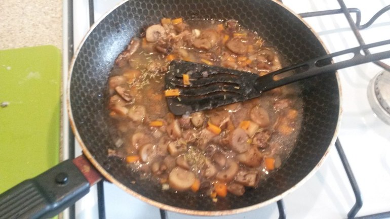 Грибное рагу с крутонами и яйцом пашот