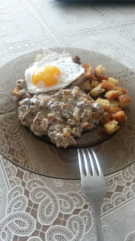 Грибное рагу с крутонами и яйцом пашот