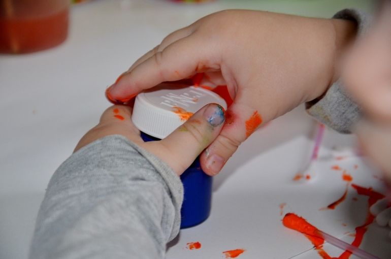 Рисование ватными палочками. Опыт Алисы.