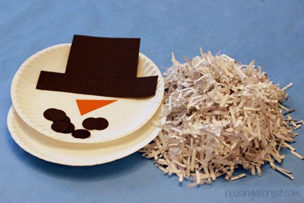 Cнеговик из бумажных тарелок