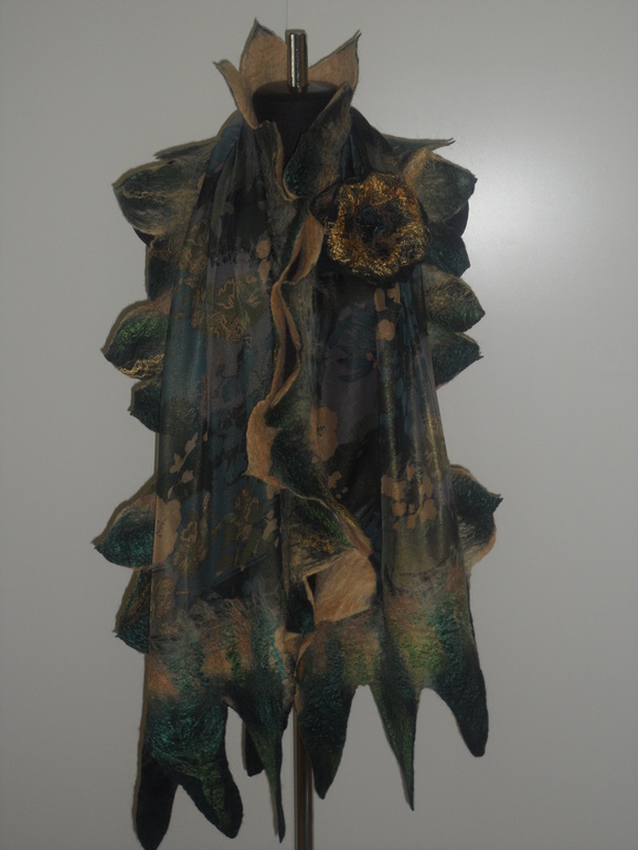Палантин Изумрудная Тайга, с брошкой-цветком, легкий палантин свалян на Итальянском шифоне