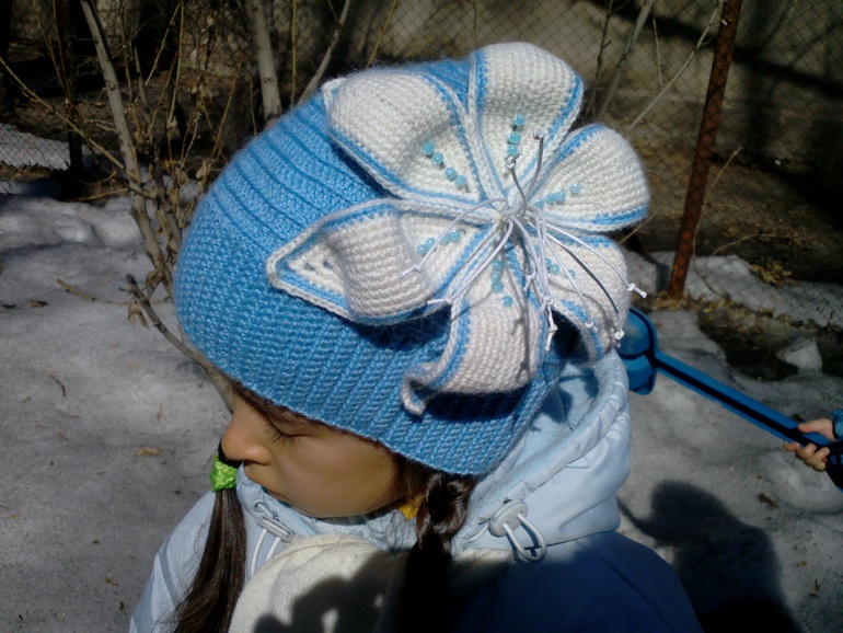 Шапочка с лилией