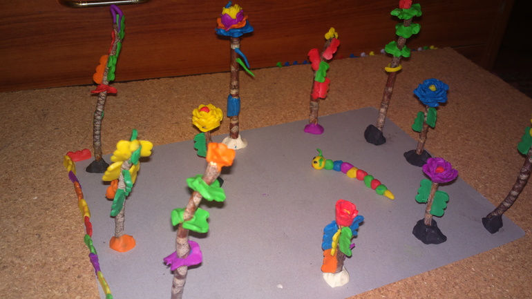 Волшебный лес из пластилина и веточек.