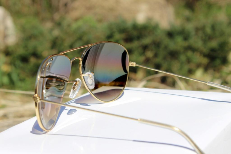 Очки RAY BAN 1590 руб. В подарок шелковый LOUIS VUITTON.