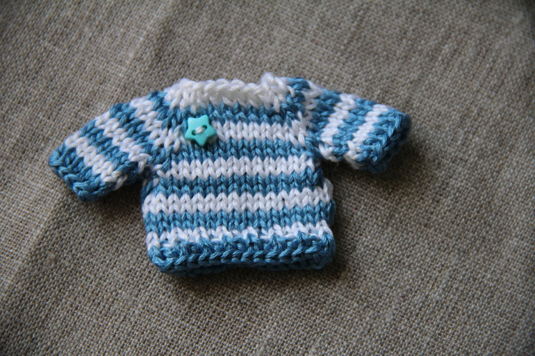 миниатюрные свитерочки....