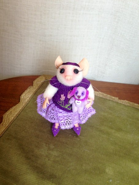 миниатюрные вещи на мышке...