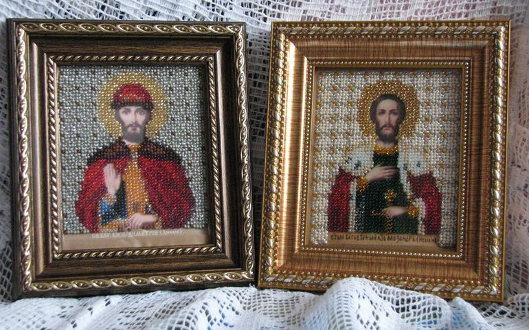 Доченька вышивала.