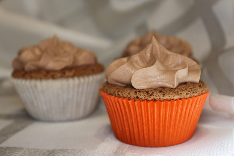 Кап-кейки, молочно шоколадные с лимонным курдом. Получилось очень вкусно!