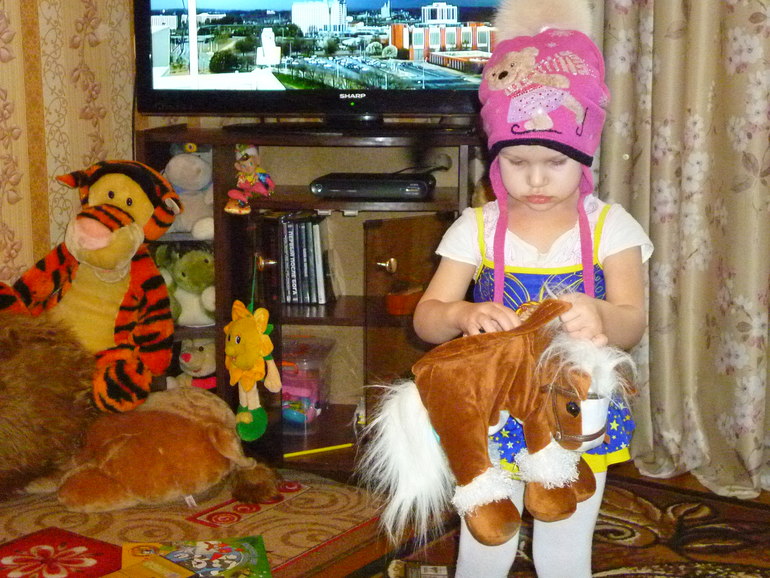 ВЕСЬ ВЕЧЕР И ВСЮ НОЧЬ ДОЧА БЫЛА В ЭТОЙ ШАПОЧКИ...