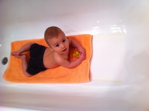 Игры в ванной для деток, которые еще не сидят