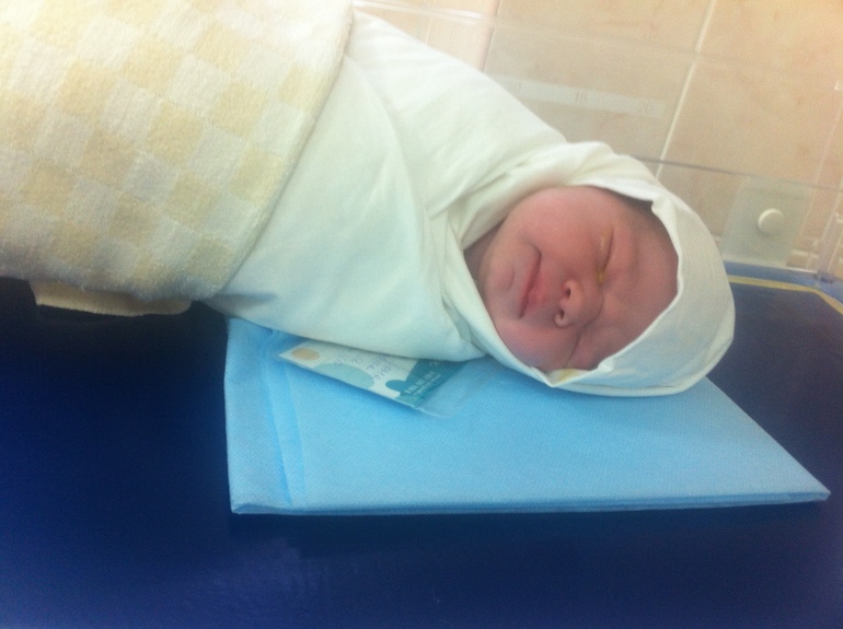 мы родились 10 февраля в рд при 15 гкб