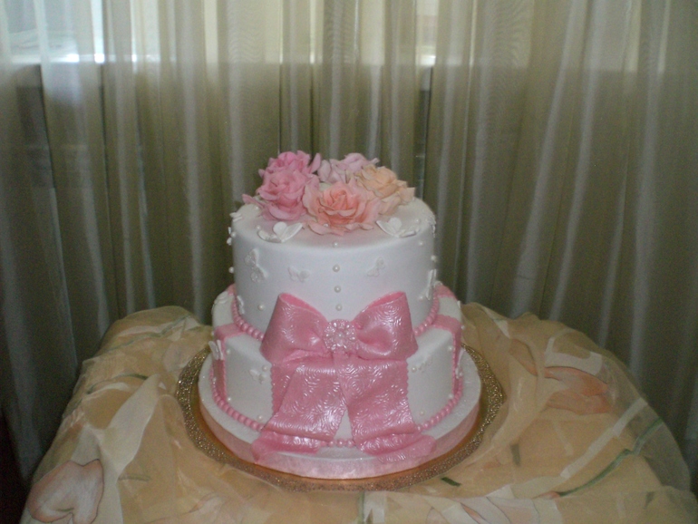Свадебный торт с розами и бантом
