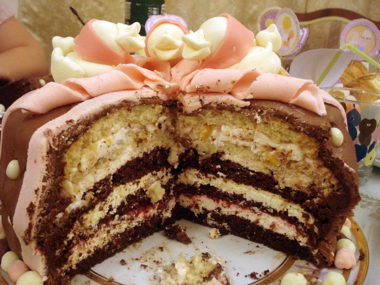 Первый тортик для нашей крошки лепили вместе с мужем