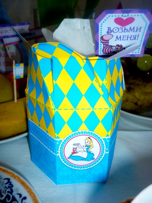 Оформление дня рождения "Алиса в стране чудес"